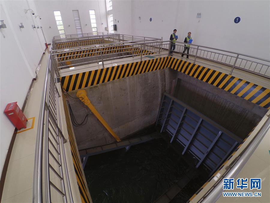 4月12日，南水北調中線干線新樂管理處工作人員在沙河北倒虹吸節制閘巡視。今年受厄爾尼諾現象影響，南水北調中線工程已進入防汛準備期。南水北調中線建管局全力應對可能發生的洪災，及時部署防汛度汛工作。中線建管局河北分局新樂管理處所轄區段長約34公里，區內有沙河等河流，是今年的重點防汛區域。該處提前排查防汛隱患，進一步完善防汛預案，儲備防汛物資和設備，啟動應急值班，做好各項準備工作。新華社記者 魯鵬 攝